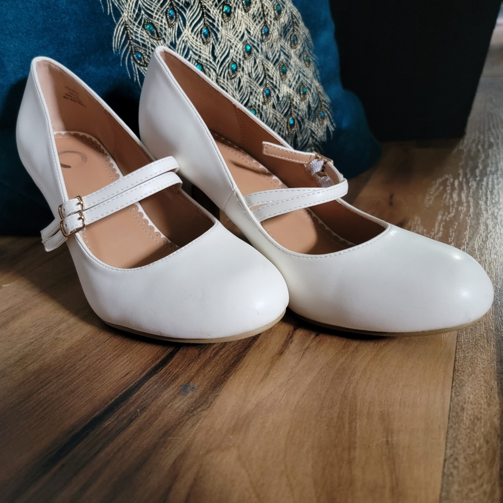 Journee White Pumps